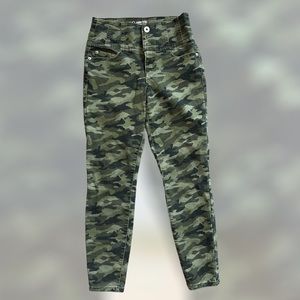 NWOT NO BOUNDARIES CAMO PANTS WOMAN'S SIZE 7